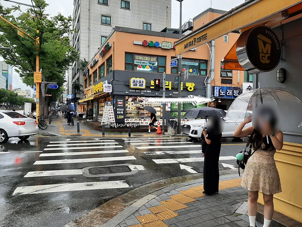 사거리를 지나 골목 안쪽으로 들어가는 길목입니다.