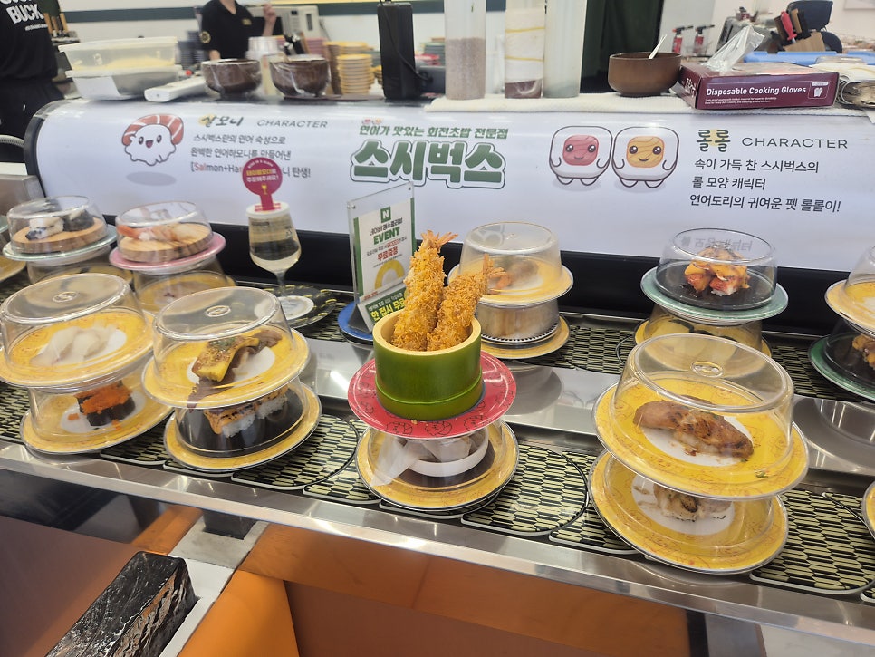새우튀김, 계란초밥 등 다양한 메뉴가 눈길을 끕니다.