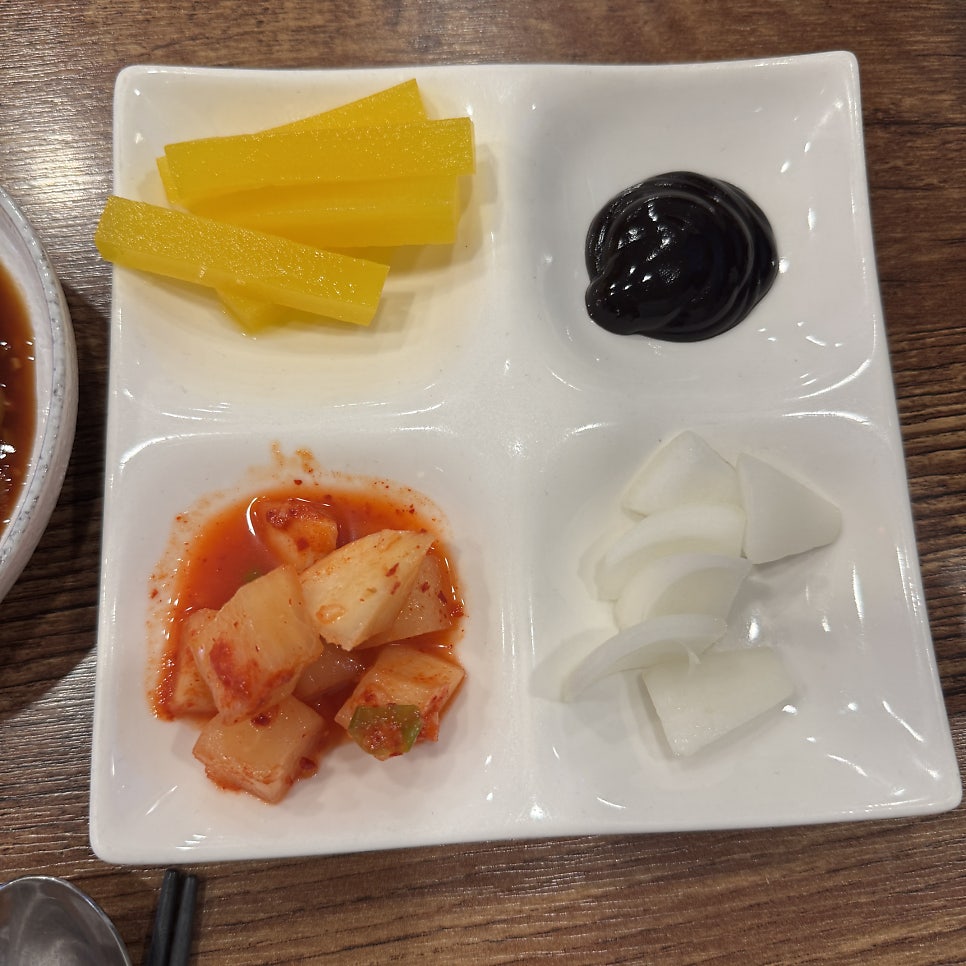 찹쌀튀김의 쫀득한 식감을 살린 탕수육과 곁반찬