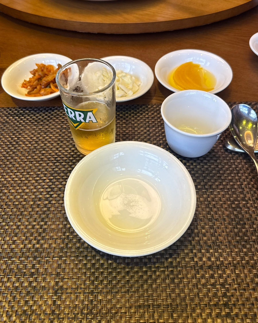 기본 반찬과 함께 차려진 테이블. 식사 전 자리 세팅입니다.