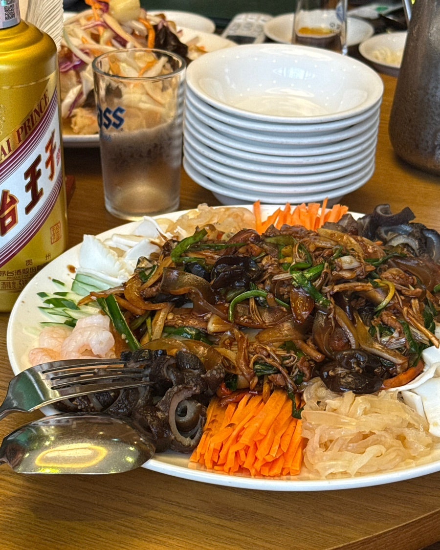 채소와 목이버섯을 푸짐하게 볶아낸 요리.