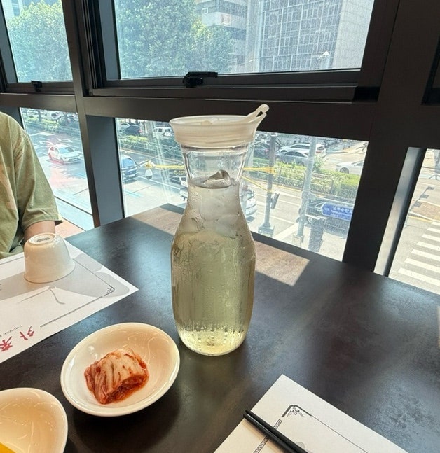 서울대입구역 근처의 바깥 풍경을 보며 즐기는 따뜻한 자스민차