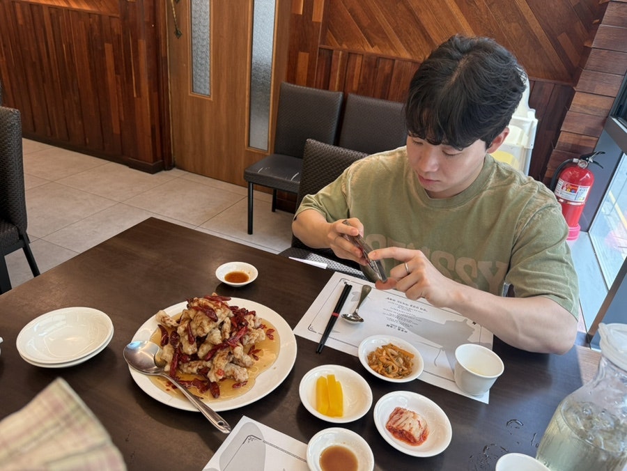 정갈한 매장 내부와 손님이 즐기는 음식의 모습