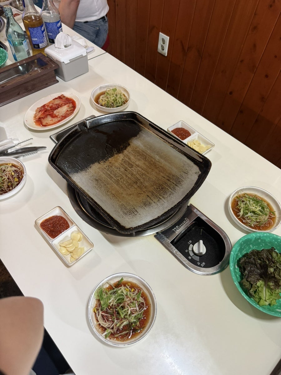 기본으로 나오는 반찬 구성. 김치, 콩나물무침, 상추, 쌈장과 마늘