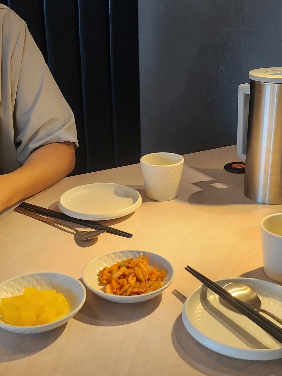 반찬과 함께 제공되는 정성 있는 음식 준비