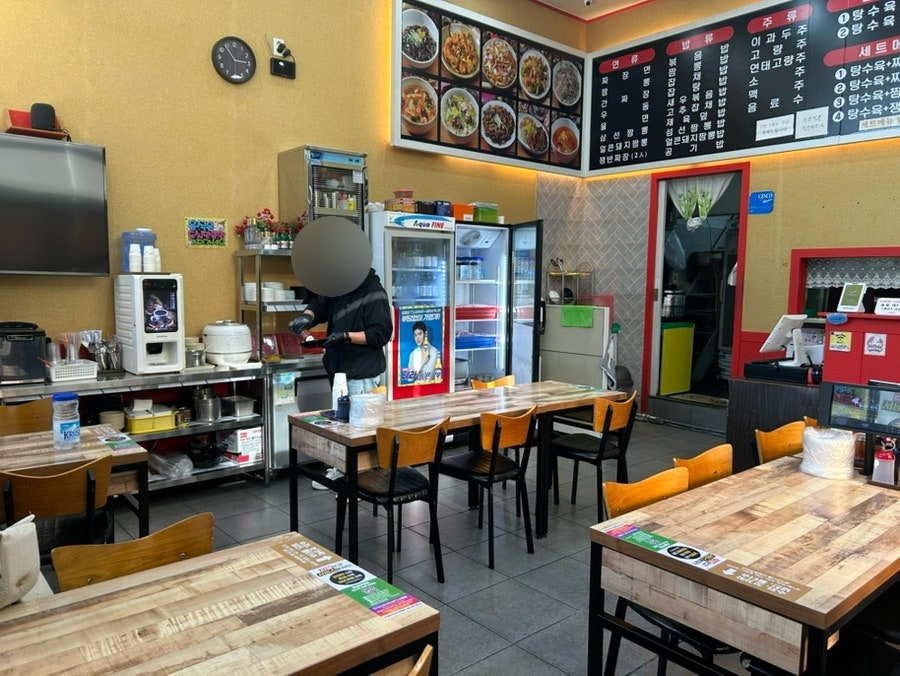 테이블이 넓고 여유로운 배치
