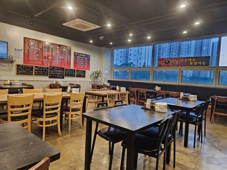 진각의 내부. 테이블이 적절히 배치되어 있고, 대형 창문으로 밝은 분위기가 인상적입니다.