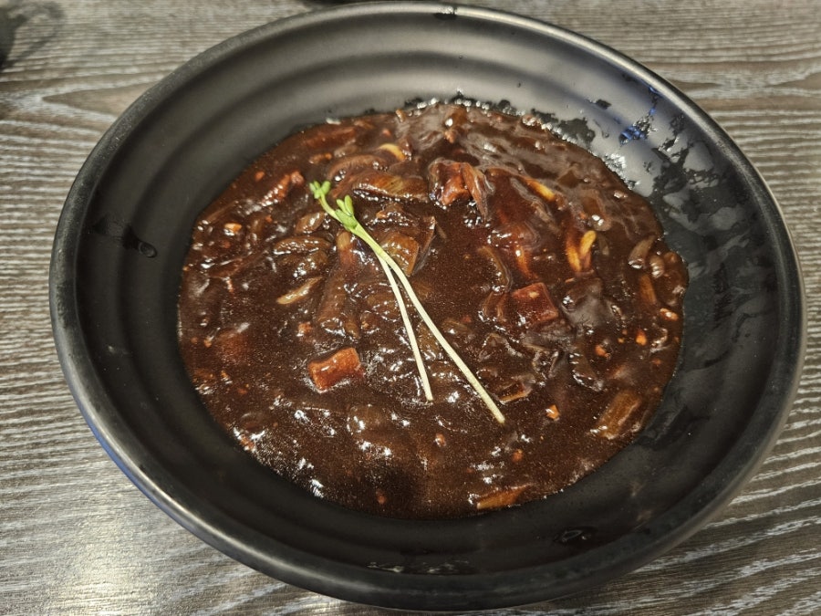 진각의 짜장면. 진하고 깊은 맛이 특징입니다.