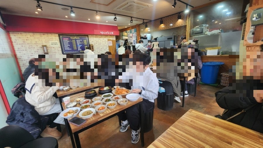 주말 점심, 자리를 가득 채운 손님들. 웨이팅이 생길 만큼 찾는 사람이 많습니다.