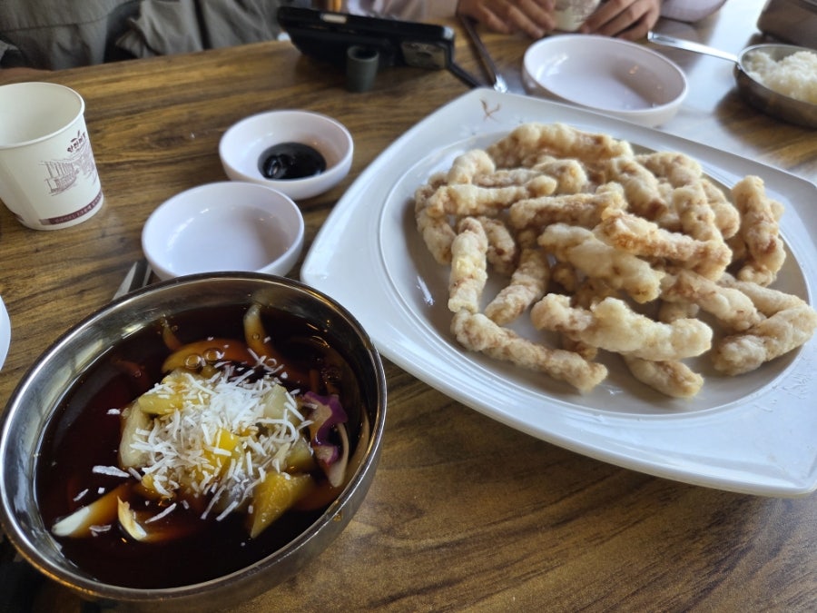 시원한 냉짬뽕과 바삭한 튀김. 국물을 원샷하게 만드는 맛입니다.