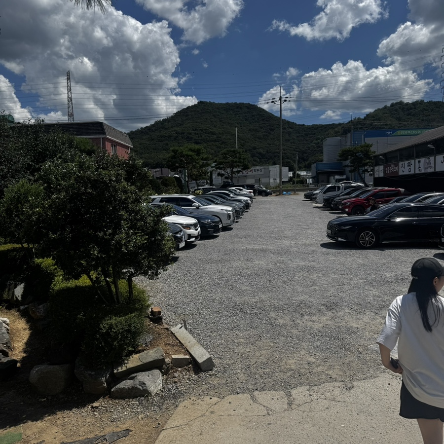 물왕저수지 주변 풍경. 식사 후 호수를 산책하기도 좋은 위치입니다.