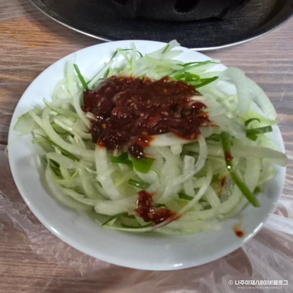 곁들이는 오이·양파 무침. 새콤한 양념이 고기 맛을 잡아줍니다.