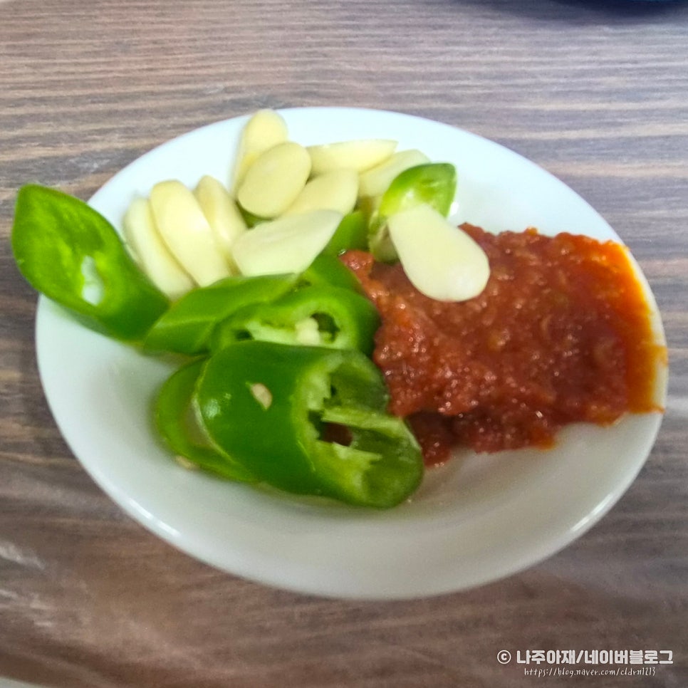 마늘과 고추, 쌈장. 상추쌈에 곁들이는 기본 구성입니다.