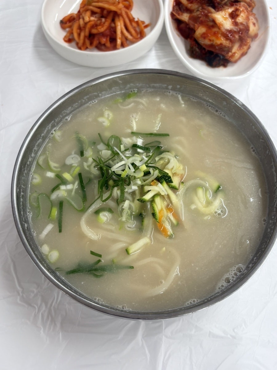 무생채와 배추김치. 칼국수와 먹을 때를 생각한 맛입니다.