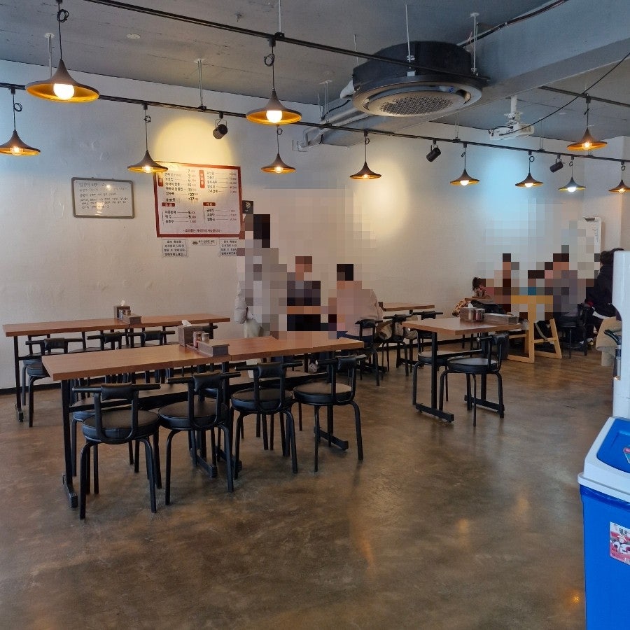 아바이반점 내부 모습. 정돈된 테이블과 따뜻한 펜던트 조명이 편안한 식사 분위기를 만듭니다.