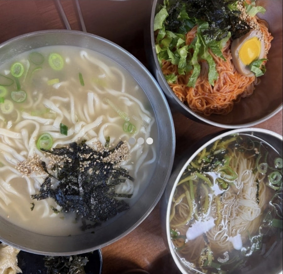 매콤한 비빔국수와 담백한 잔치국수. 한 상에서 여러 국수를 맛볼 수 있습니다.