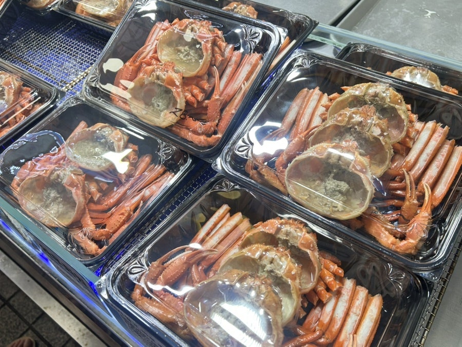 포장을 기다리는 동안 살펴본 예스수산의 진열대