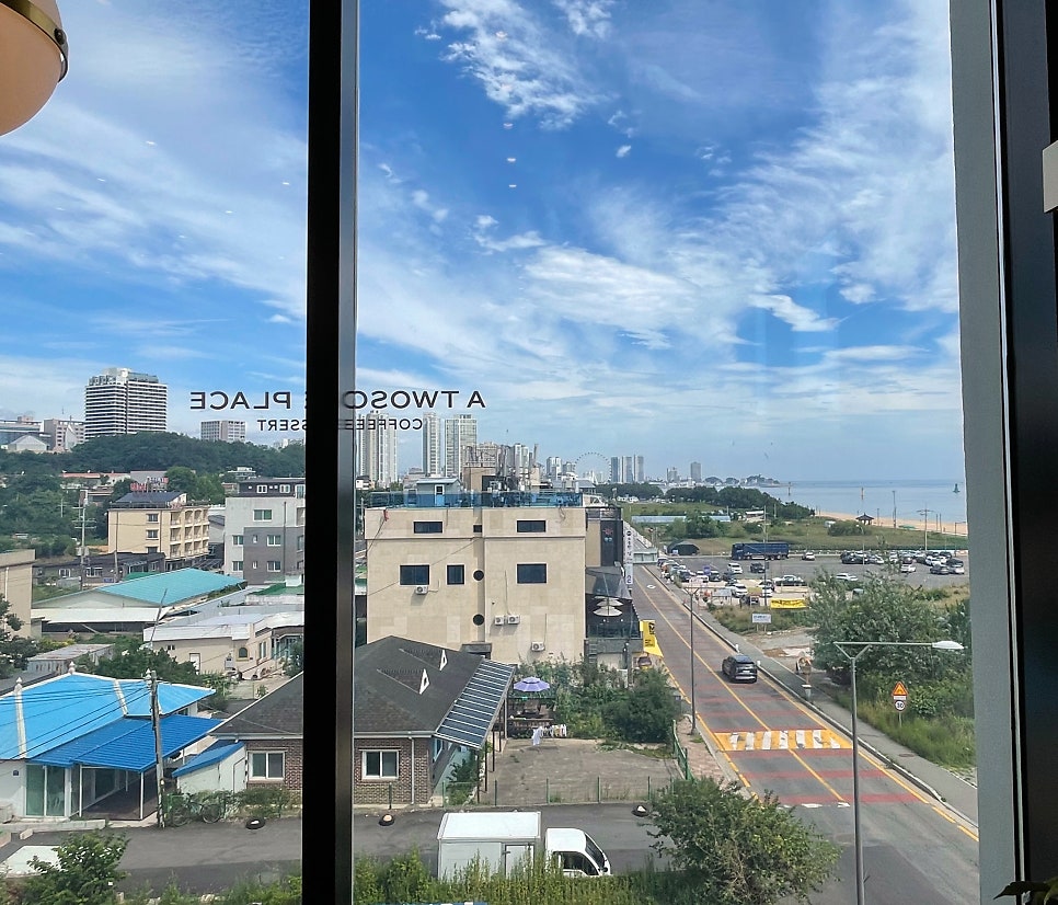 바다뷰 통창이 있는 3층 홀