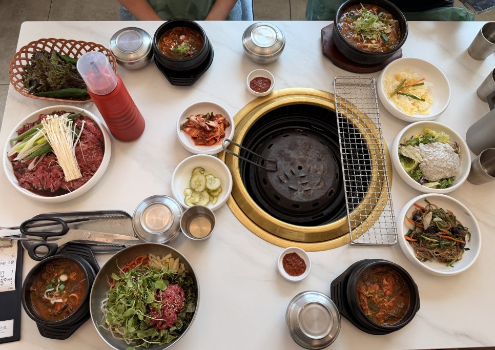반찬과 우거지탕이 가득한 상차림. 화로에 고기를 직접 구워 먹는 방식입니다.