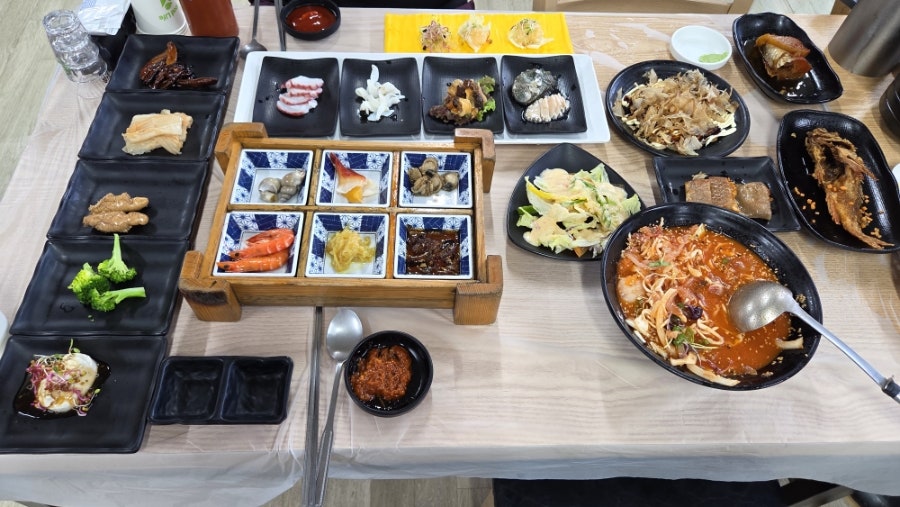 가짓수 많은 스끼다시 상차림. 회가 나오기 전부터 상이 가득 채워집니다.