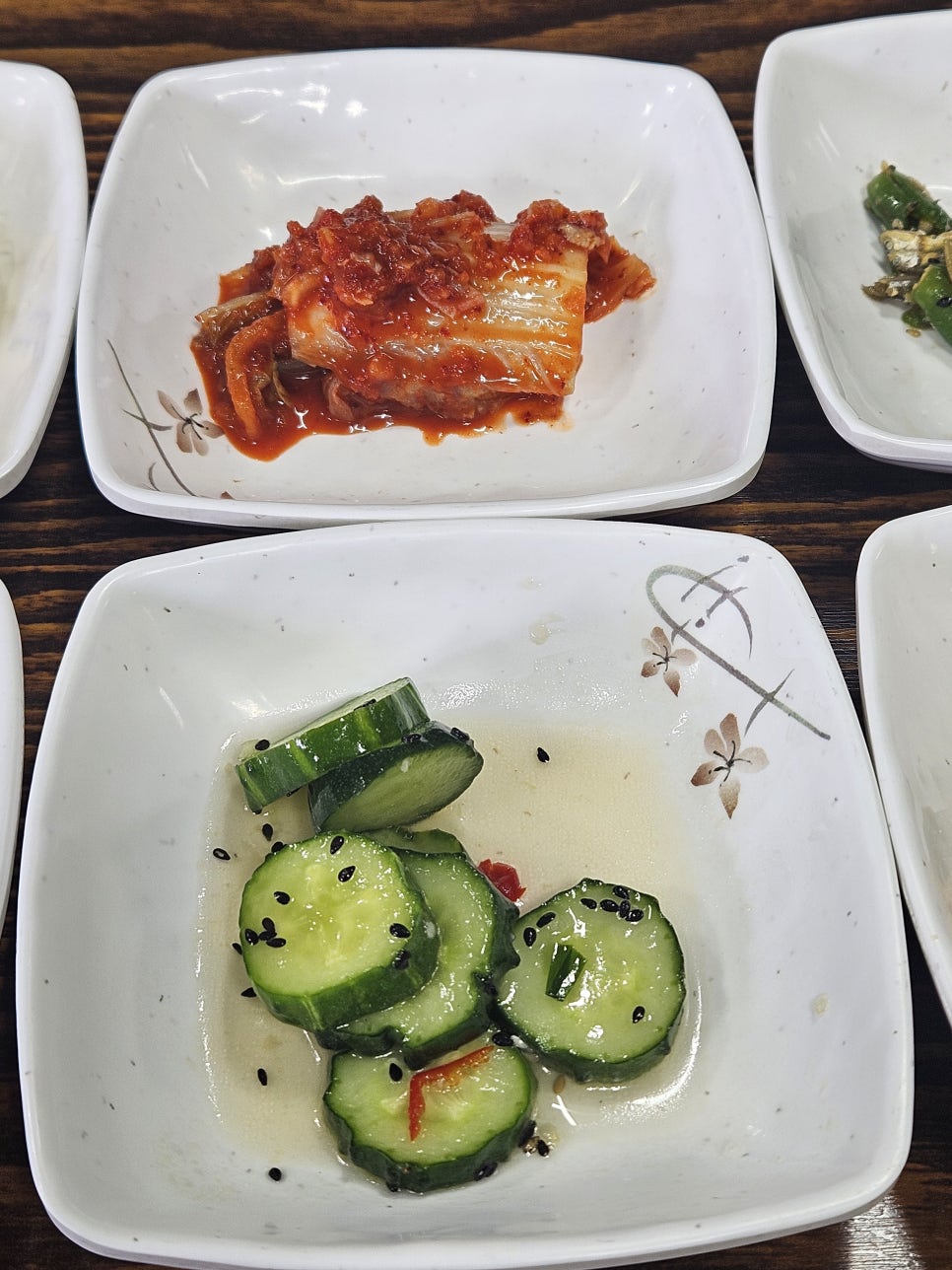 기본반찬: 오이냉채, 토장탕 등 정갈한 밑반찬들