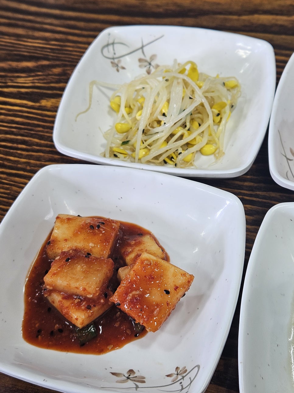 도라지나물, 두부조림 등 다양한 기본반찬