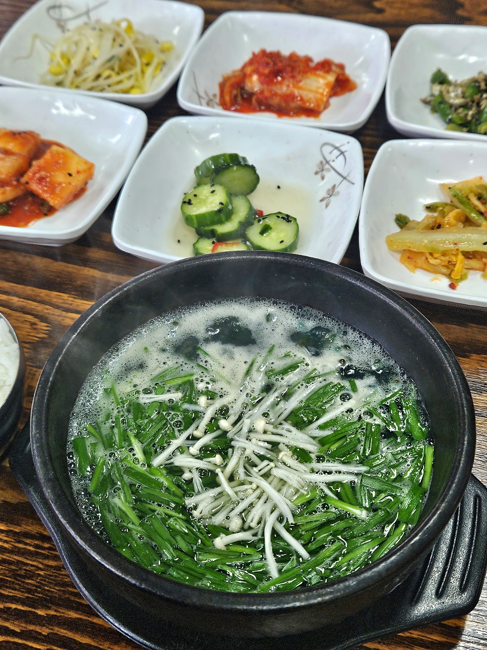다슬기탕: 섬진강 다슬기와 미나리, 대파가 어우러진 맑은 국물 요리