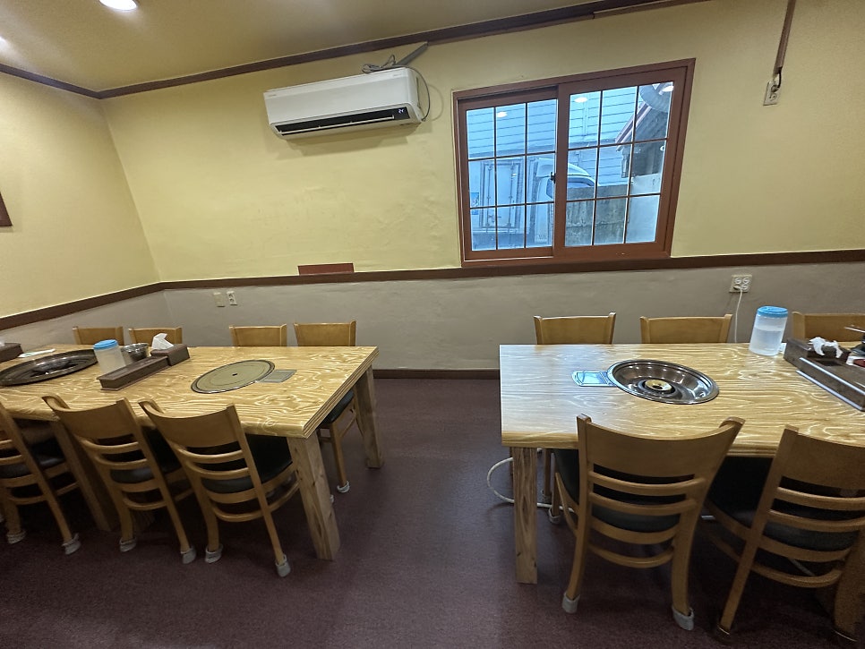 16명까지 앉을 수 있는 룸 내부. 단체 모임에도 넉넉합니다.