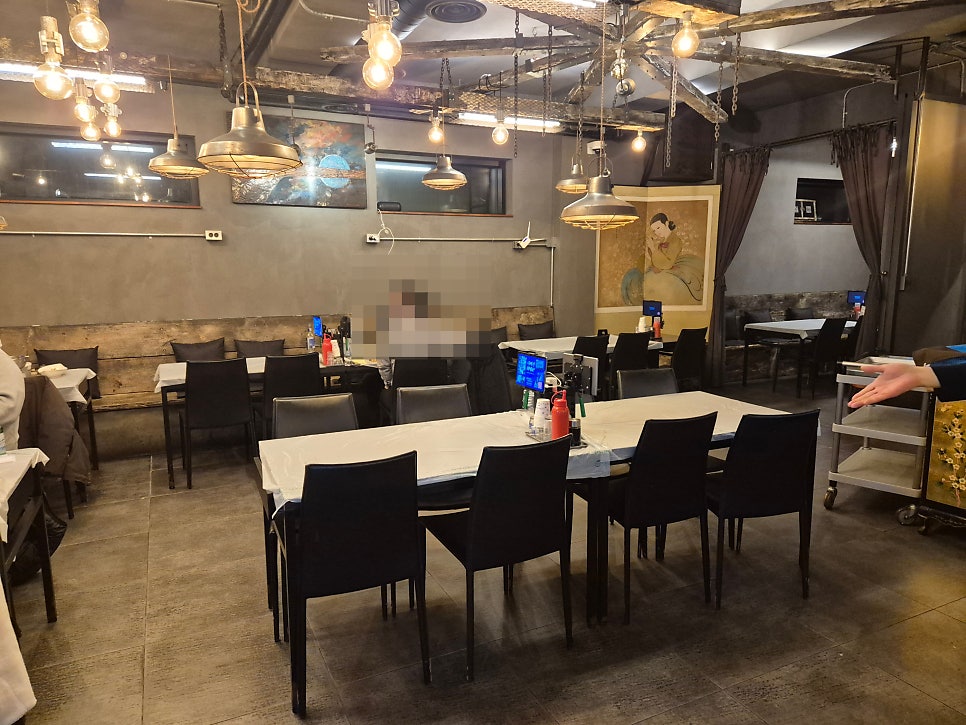 벅수다찌 내부 전경. 노출 천장과 펜던트 조명이 만드는 아늑한 분위기