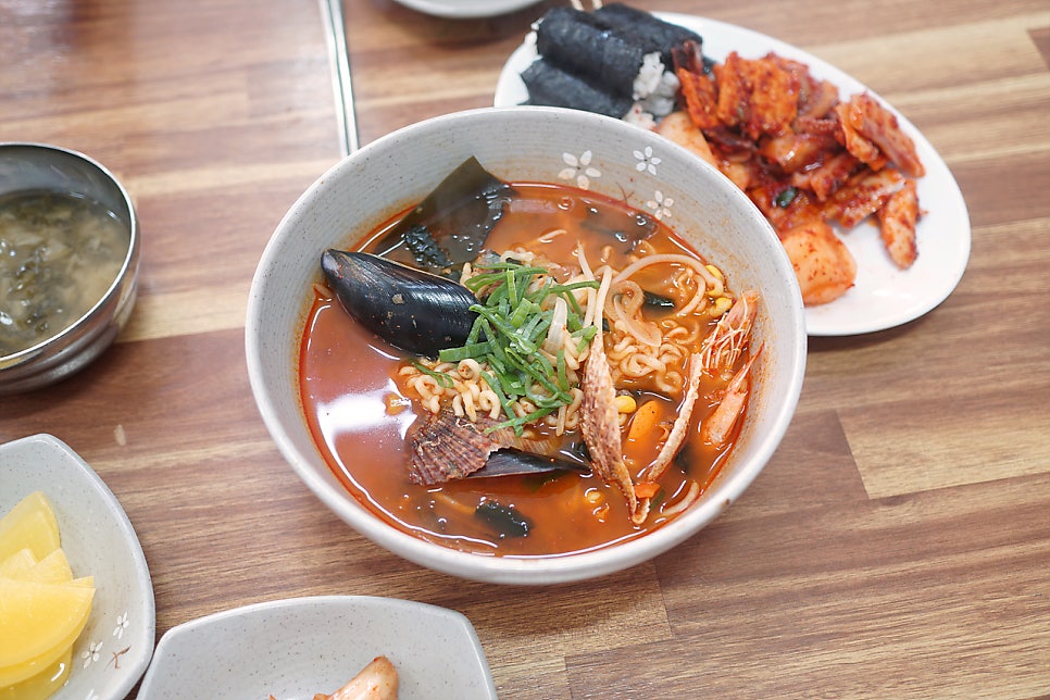 시원한 국물과 쫄깃한 면, 그리고 다양한 해산물이 어우러진 진짬뽕의 짬뽕