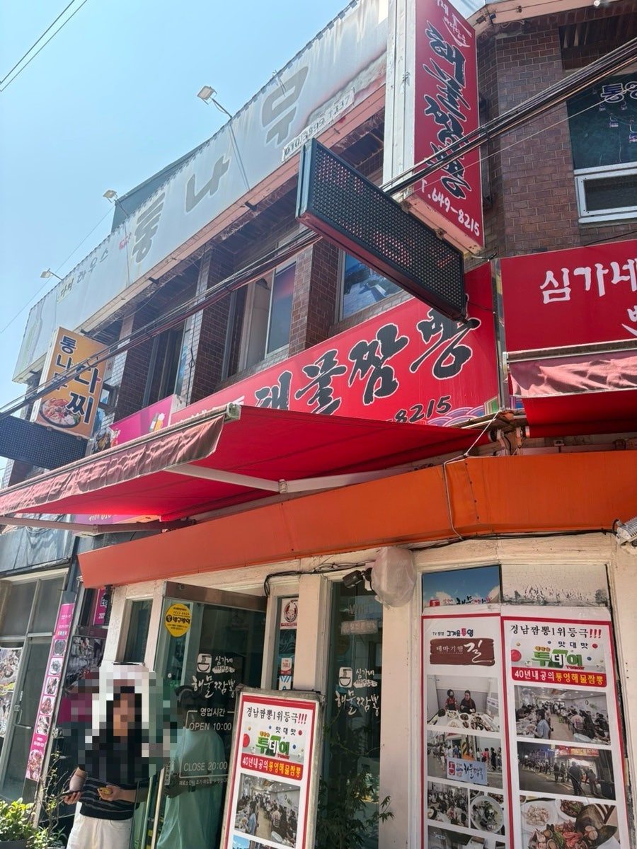 웨이팅 의자가 줄지어 있는 입구. 인기 식당임을 보여줍니다.