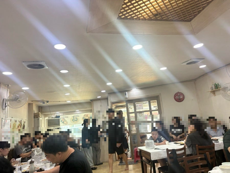 점심시간의 가득 찬 가게 내부 모습