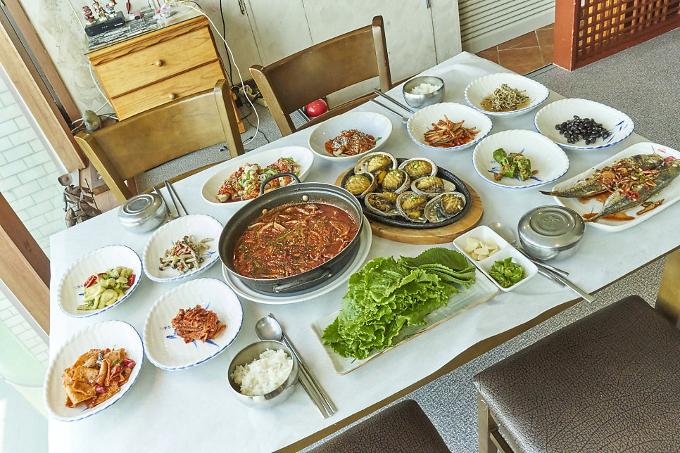 멸치쌈밥과 전복구이, 각종 밑반찬까지 올라온 한 상. 1인 1만원대라는 게 믿기지 않을 만큼 푸짐합니다.