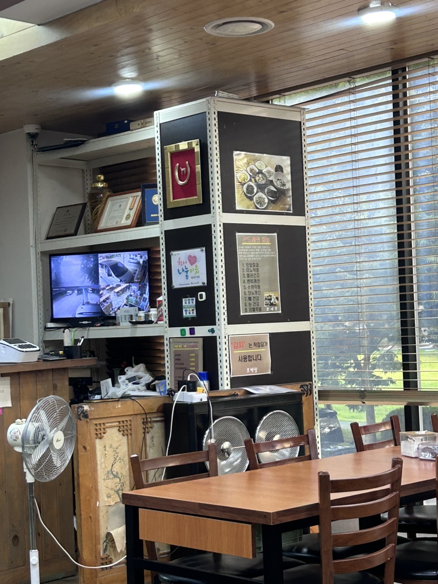 곤드레밥 정식과 함께 나오는 한식 사이드 메뉴.