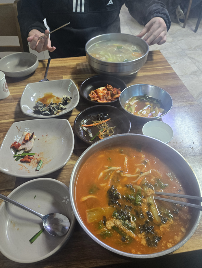 얼큰하게 끓여낸 정식 메뉴와 정갈한 밑반찬 한 상