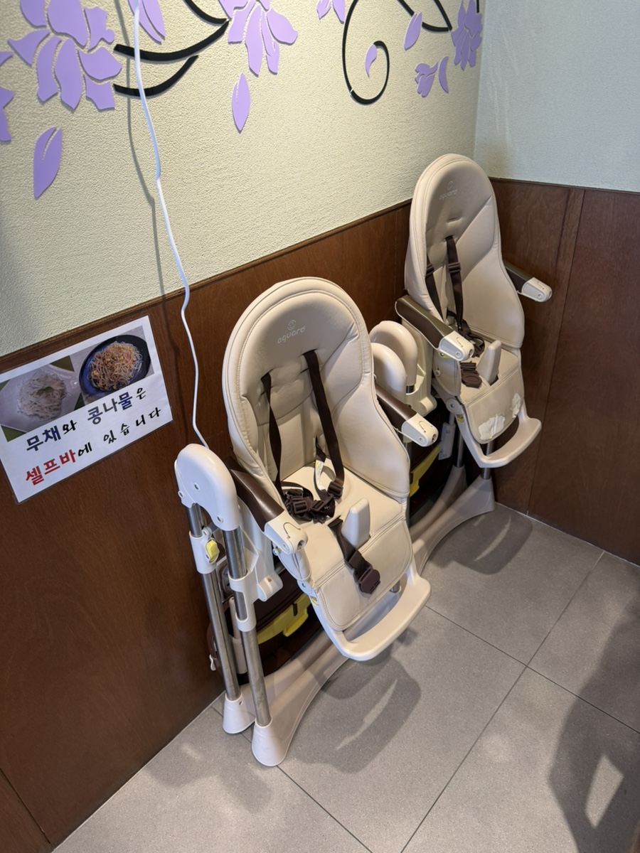 아이와 함께 방문해도 든든한 아기의자와 셀프바 공간