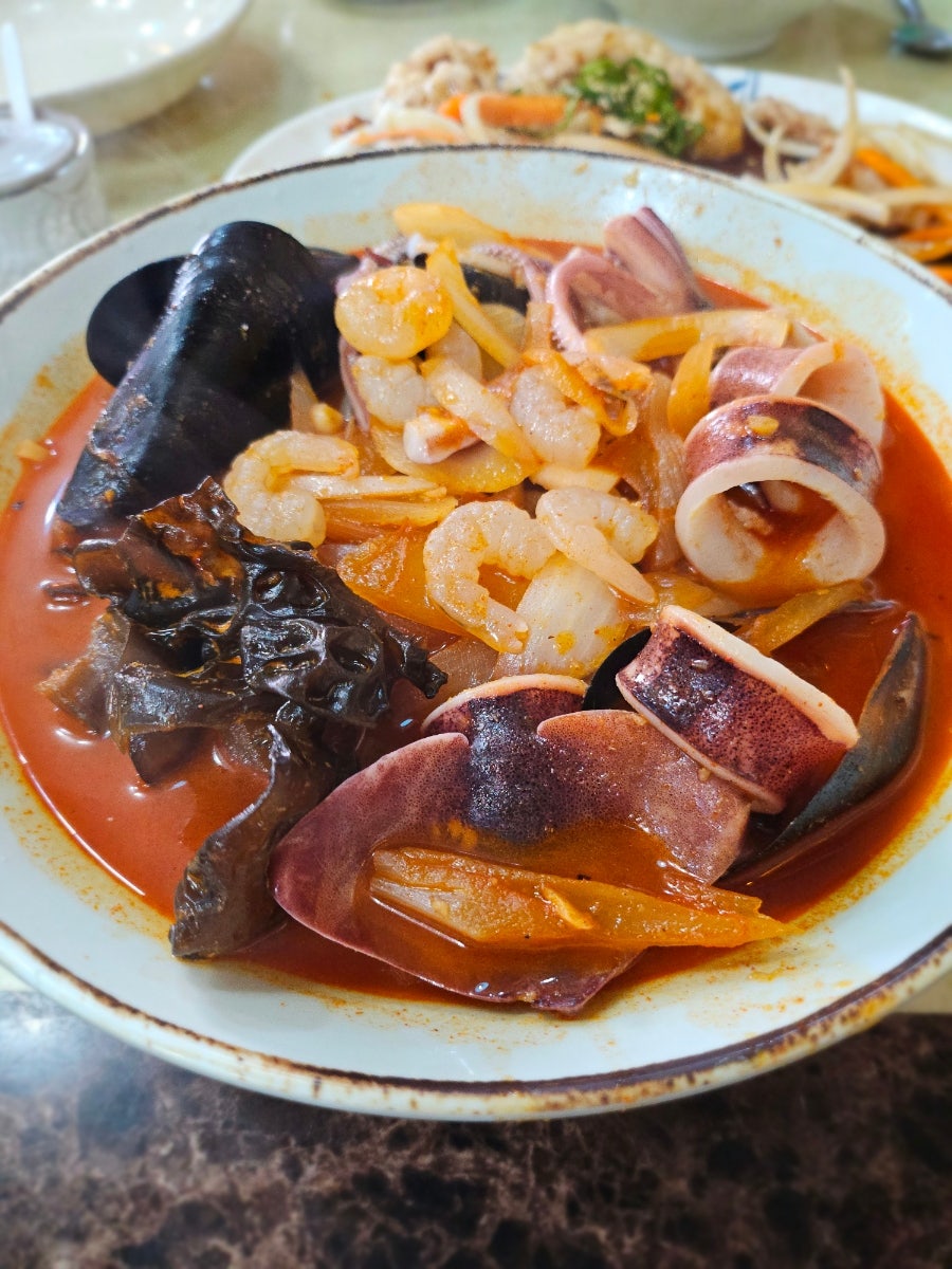 삼선짬뽕. 갑오징어, 새우, 조개가 풍성하고 국물의 맛이 깊습니다.