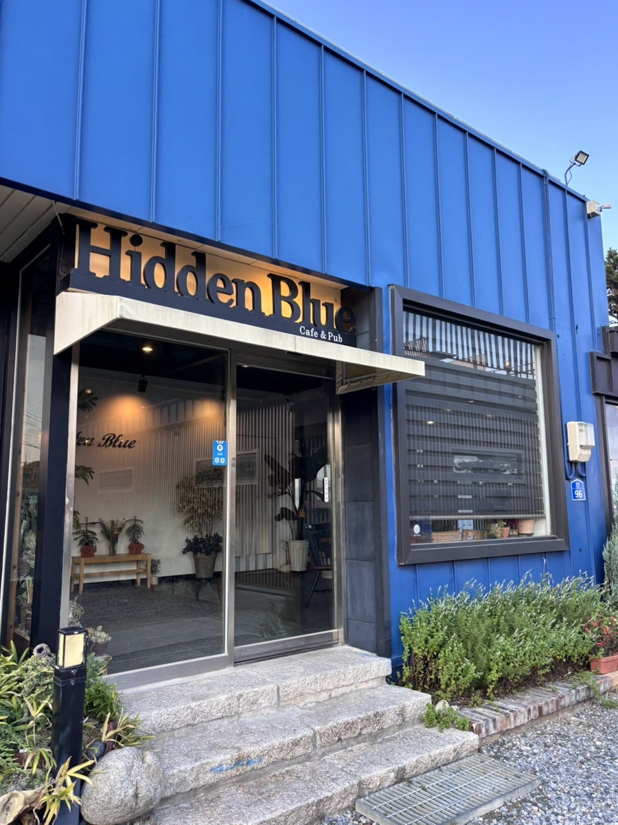 히든블루 매장 입구, Hidden Blue 사인