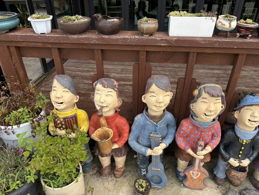 테라스를 장식한 도자기 인형들. 매장 곳곳에 소소한 볼거리가 있습니다.