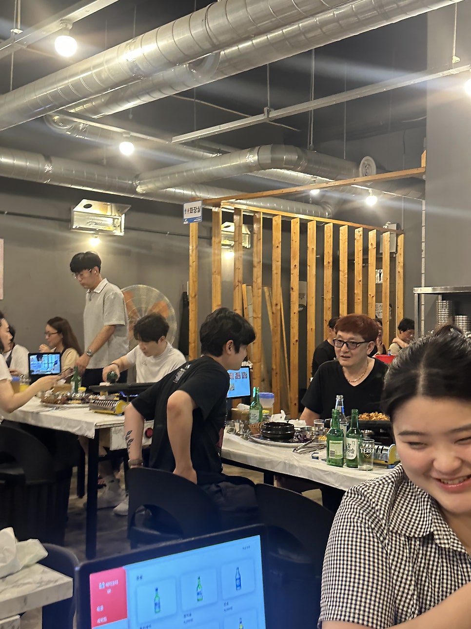 저녁 시간대 손님들로 북적이는 내부 모습.