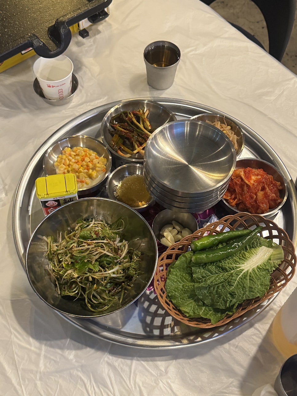 기본으로 나오는 밑반찬. 콩나물무침, 옥수수콘, 김치에 마늘·고추·쌈채소까지 한 상 가득 차려집니다.