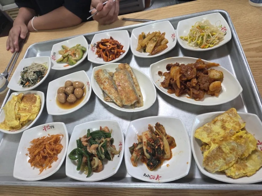 계란말이와 버섯전, 진미채무침까지 더해진 상차림. 반찬 구성은 방문 시기에 따라 조금씩 달라질 수 있습니다.