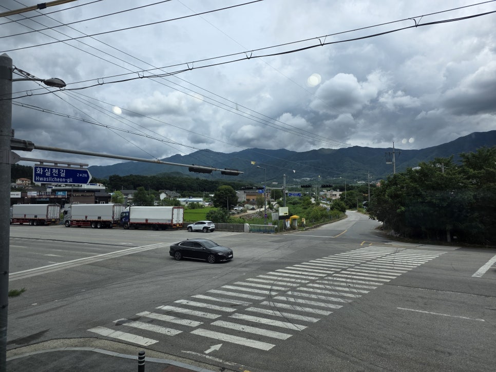 샤녹커피 주변 도로와 산 풍경