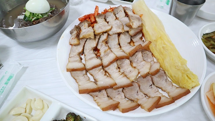 윤기 흐르는 수육. 아삭한 배추와 함께 먹는 근본 조합입니다.