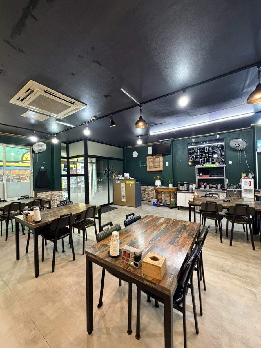 가게 내부는 현대적으로 리노베이션되었으며, 점심 시간이 되면 테이블이 가득 찹니다.