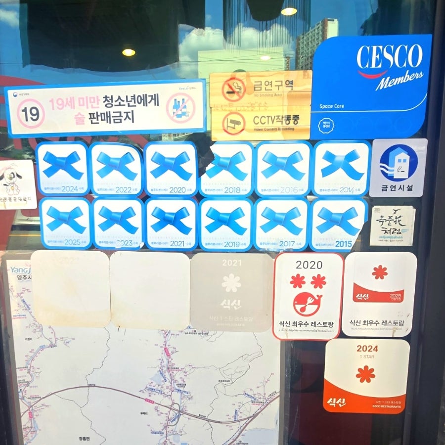 짜장면과 함께 제공되는 가게의 대표 메뉴들