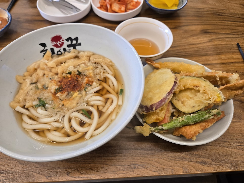 수제튀김우동 세트. 우동 한 그릇과 새우·단호박·고구마·꽈리고추 등을 튀긴 튀김 10개가 한 상에 나옵니다.