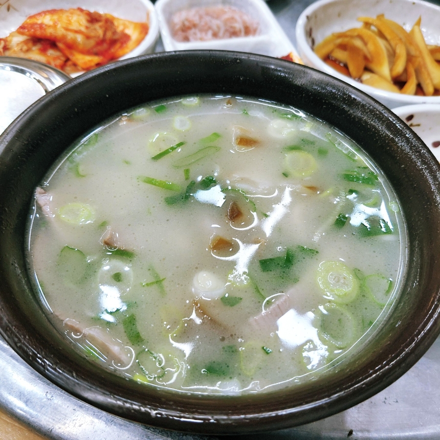 숟가락으로 뜨면 고기가 푸짐하게 딸려 올라오는 돼지국밥, 7,000원