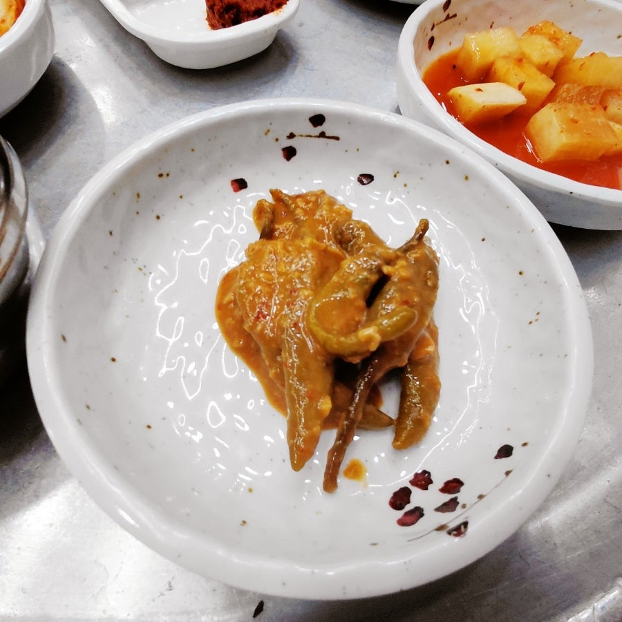 고추를 된장에 무친 고추지. 짭짤하고 매콤해 국밥과 함께 먹기 좋다는 평입니다.