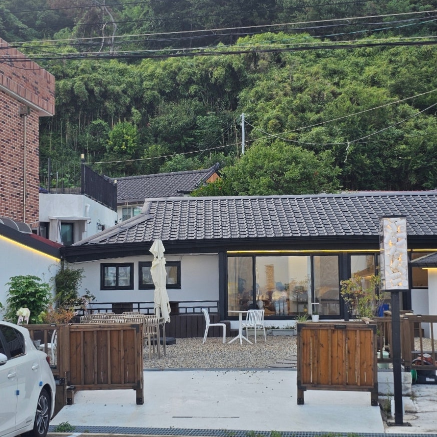 카페더기의 아기자기한 마당